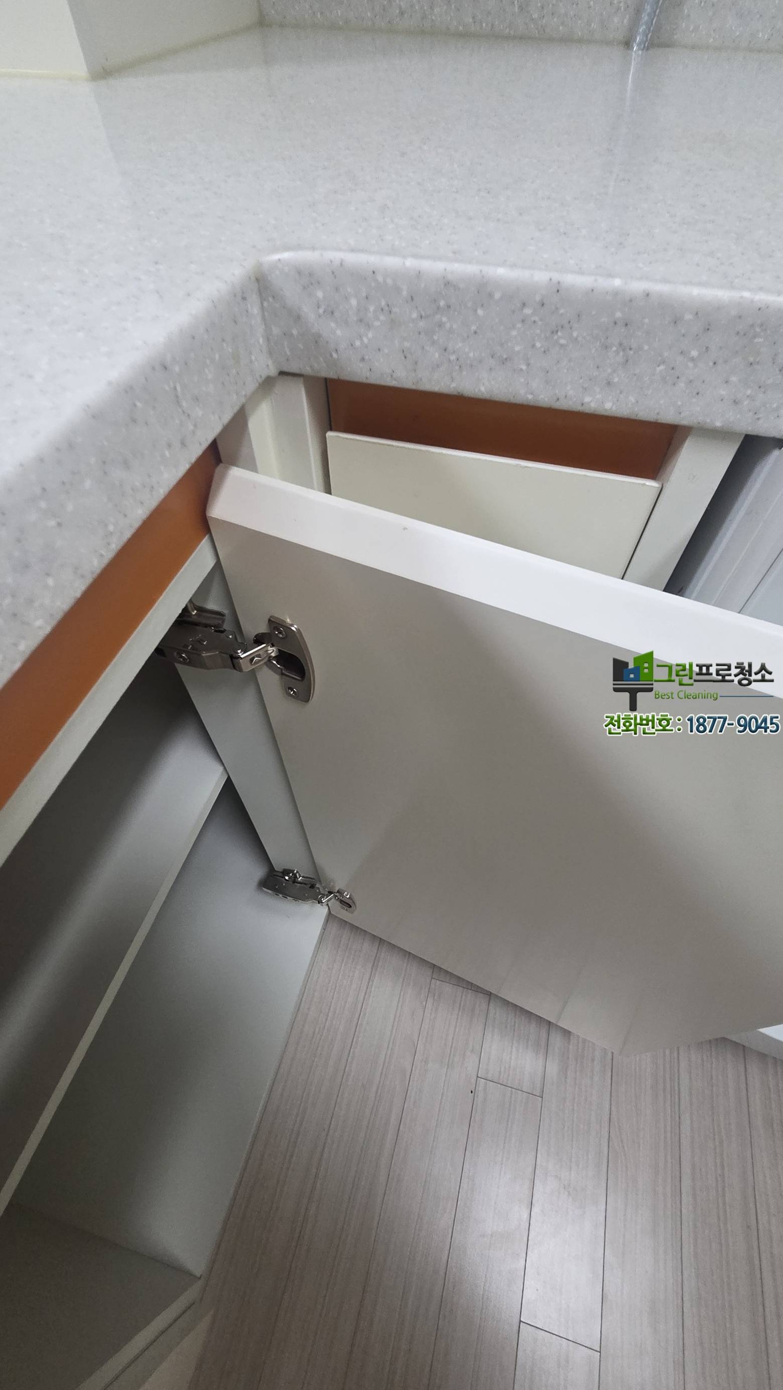 전문 청소 장비를 활용한 실내 관리 장면